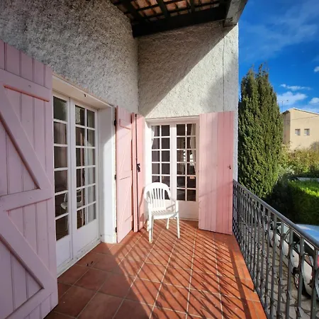 Les Grillons, Casa de Férias